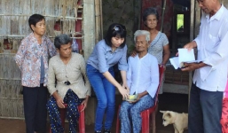 Người mẹ già nuôi 4 người con tâm thần: 'Giờ gạo mì chất đống, cơm đã có cá thịt nhưng con út đã chết rồi'