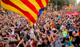 Phản ứng của Chính phủ Tây Ban Nha sau khi Catalonia tuyên bố độc lập