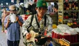 Chuyện 'Tám mù' hát rong - Người cha lang thang khắp Sài Gòn bán tiếng ca, kiếm tiền chữa trị đôi mắt cho con gái