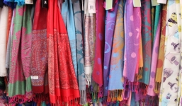 Tiểu thương tiết lộ cách biến khăn “made in China” thành khăn thượng lưu