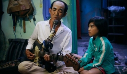 Chuyện 'Tám mù' hát rong - Người cha lang thang Sài Gòn bán tiếng ca kiếm tiền chữa trị đôi mắt cho con gái