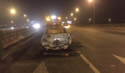 Ôtô 4 chỗ cháy trơ khung trên cầu Thanh Trì