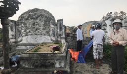 Hoảng hồn phát hiện thi thể đang phân hủy trong nghĩa địa