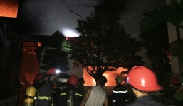 100 cảnh sát chữa cháy ở kho chứa nệm tại Đà Nẵng