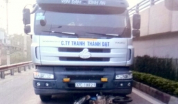 Hà Tĩnh: 2 bố con đi xe máy bị ô tô tải đâm từ phía sau tử vong