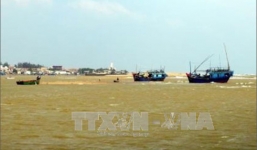 Ba tàu cá mắc cạn khi về bờ, 1 ngư dân rơi xuống biển thiệt mạng