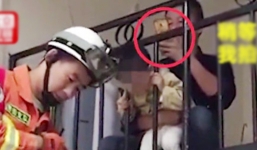 Con kẹt đầu vào chấn song, bố thản nhiên ngồi chụp ảnh gây phẫn nộ