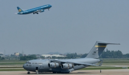 Cận cảnh máy bay vận tải đoàn Tổng thống Donald Trump đến Hà Nội