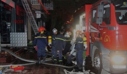 Cháy lớn tại quán karaoke 4 tầng, hàng chục cảnh sát dùng búa tạ phá tường