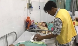 Cảm động người chồng ngày đêm túc trực chăm sóc vợ vì bạo bệnh, chỉ mong gánh đau đớn cho vợ