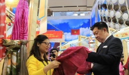 Vụ Khaisilk bán khăn lụa Tàu: Bắt đầu đổi trả hàng cho khách 