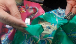 Khăn 'Made in China' của Khaisilk là do nhân viên tự nhập?