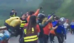 Hàng trăm 'phượt thủ' mở nhạc, nhảy tưng bừng trên đỉnh Mã Pí Lèng gây tranh cãi