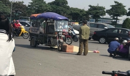 Hà Nội: Xe ba gác phanh gấp, vợ tài xế ngã xuống đường tử vong