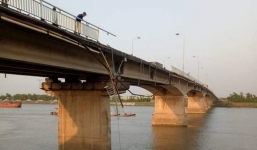 Xe ben mất lái đâm gãy thành cầu, lao thẳng xuống sông mất tích