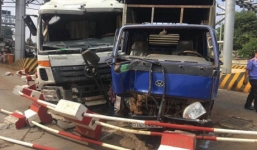 Hai xe tải húc nhau, ủi bay dải phân cách trạm BOT ở Đắk Lắk