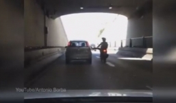 Nam thanh niên hùng hổ giơ chân đạp ô tô và cái kết đắng