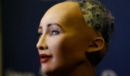 Vừa nhận quyền công dân, nữ robot Sophia đã phạm pháp!