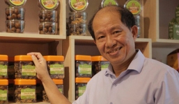 Cũng gắn tên mình vào tên thương hiệu rồi gặp scandal, nhưng ông chủ Ô mai Hồng Lam quyết không đổ tội cho nhân viên hay ‘thằng đánh máy’