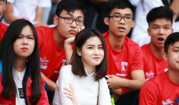 Nữ sinh 2000 bất ngờ nổi tiếng chỉ sau 1 khoảnh khắc mỉm cười lướt qua ống kính!