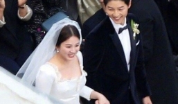 Song Joong Ki - Song Hye Kyo cười rạng rỡ, nắm chặt tay nhau bước vào lễ đường