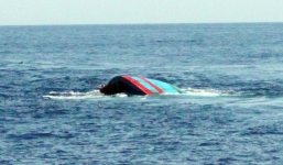 Chìm tàu câu mực giữa biển, 1 người chết và thuyền trưởng mất tích