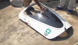 Thoát chết thần kỳ khi cửa máy bay rơi xuống nhà