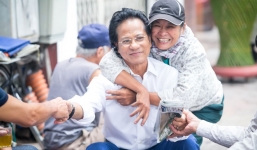 Chế Linh ngồi trà đá vỉa hè, người bán hàng rong nhận ra và ôm chặt