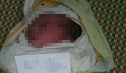 Xót xa bé trai vừa sinh bị mẹ bỏ rơi tại trạm y tế xã