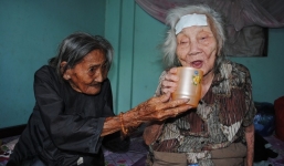 Xót xa cảnh cụ già 90 tuổi đi bán vé số dạo nuôi chị gái 93 tuổi