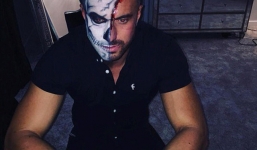 Cho người lạ vào nhà ngủ mà tưởng con trai đi Halloween về