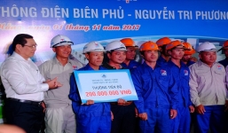 Chủ tịch Đà Nẵng thưởng nóng cho công nhân hầm chui hoàn thành kịp phục vụ APEC