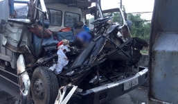 Hai xe tải tông nhau, tài xế và phụ xế bị kẹt cứng, tử vong trong cabin