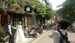 Cặp đôi 'ông bà anh' nắm tay nhau chụp ảnh cưới thu hút cư dân mạng