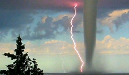 Bão nối áp thấp nhiệt đới gây vòi rồng lốc xoáy tiến vào biển Đông