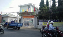 Bé gái 3 tháng tuổi nghi bị mẹ bỏ rơi giữa đêm tối kèm theo cuốn sổ chích ngừa bệnh