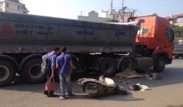 Hà Nội: Người phụ nữ bị xe đầu kéo cán chết thương tâm