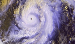 Bão số 12 tăng cấp khi vào đất liền, gây mưa cực lớn