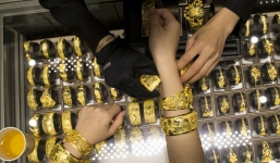 Giá vàng hôm nay 2/11/2017: Nhích nhẹ nhưng vẫn chưa thoát đáy