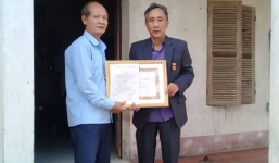 'Tử tù' hàm oan Hàn Đức Long nhận huy hiệu 30 năm tuổi Đảng