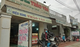 Nữ đạo chích bỗng 'hóa điên' hòng thoát tội sau khi trộm vàng