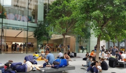 Không khí xếp hàng mua iPhone X: Từ Singapore cho đến Úc, đi đâu cũng thấy người Việt!
