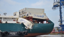 Tàu hàng đâm nhau trên sông Đồng Nai, ngư dân kéo ra hôi cá basa