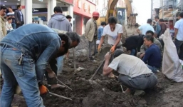 Bất chấp đoạn đường đang được tu sửa, người dân vẫn đổ xô ra đào cuốc vì lý do bất ngờ