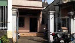 Chồng cầm dao đứng cạnh thi thể vợ đầy máu