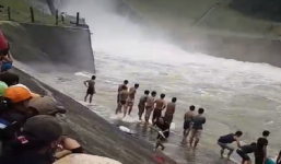 Hoảng sợ trước cảnh người dân Khánh Hòa liều mạng bắt cá ngay dưới cửa xả lũ