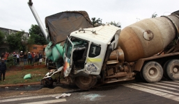 Đứng chờ đèn xanh, 4 người bị xe tải tông thương vong