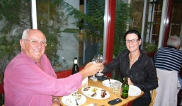 Người phụ nữ bất ngờ 'hết vô sinh' khi lấy chồng 77 tuổi