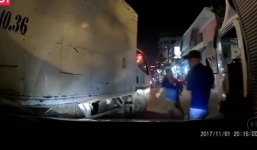 Người lái ôtô Grab bị 3 tài xế xe tải hung hăng chặn đường đòi đánh