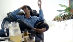 Xử lý Phó Giám đốc gác chân, hút thuốc: Có dấu hiệu bị... bỏ quên?